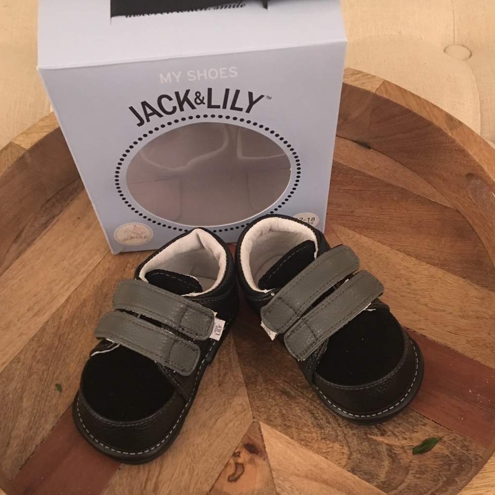 Toddlers Dress Shoes with velcro.